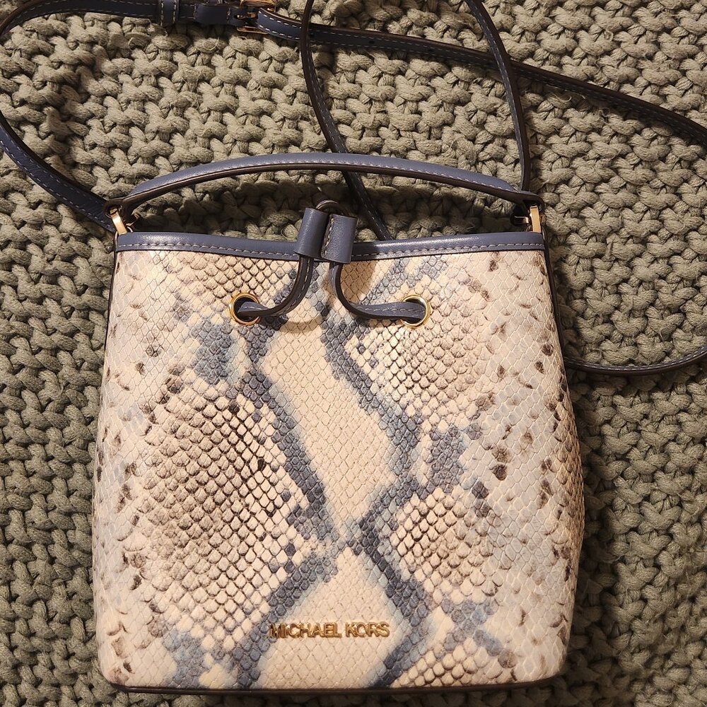 Michael kors suri bucket bag